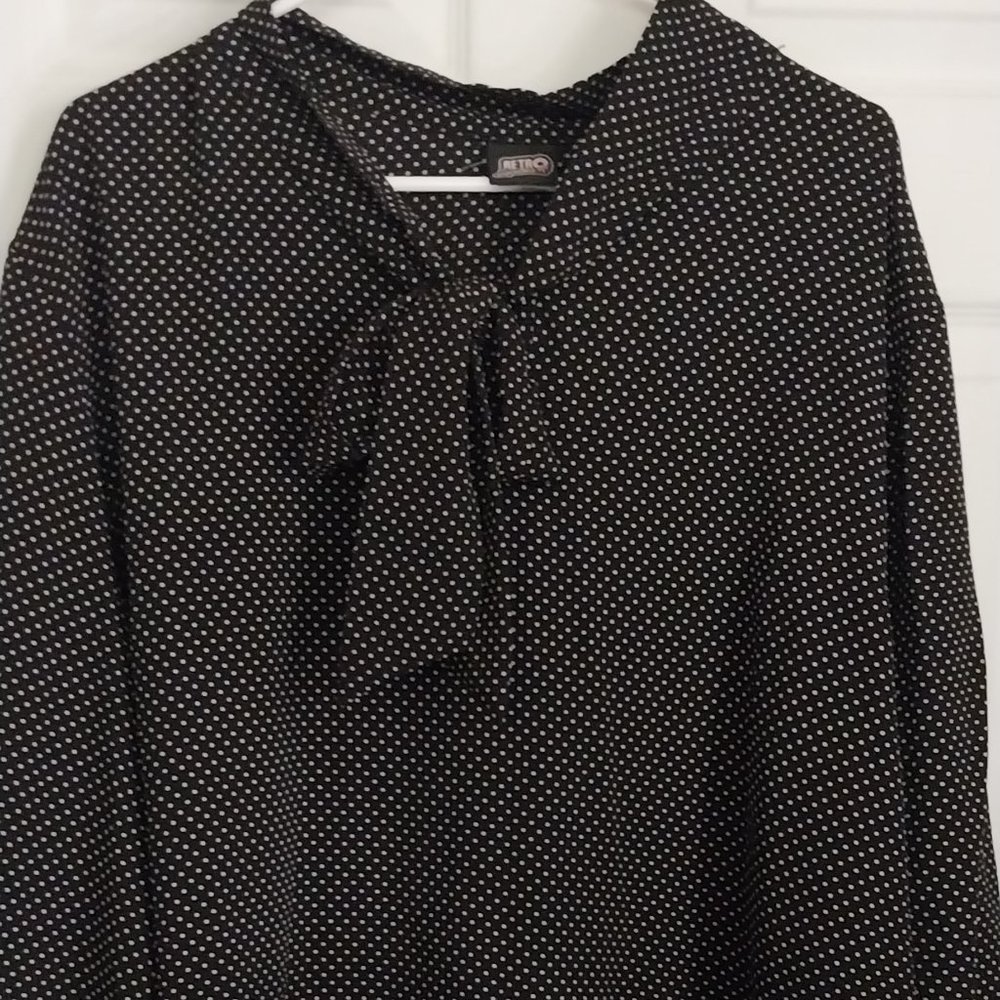 Retrolicous navy bow button top